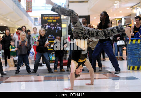 Cast da hit show tocca Factory intrattenere gli acquirenti in County Mall Crawley Foto Stock