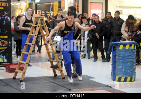 Cast da hit show tocca Factory intrattenere gli acquirenti in County Mall Crawley Foto Stock