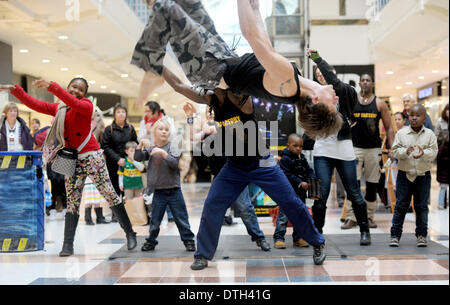 Cast da hit show tocca Factory intrattenere gli acquirenti in County Mall Crawley Foto Stock