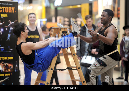 Cast da hit show tocca Factory intrattenere gli acquirenti in County Mall Crawley Foto Stock