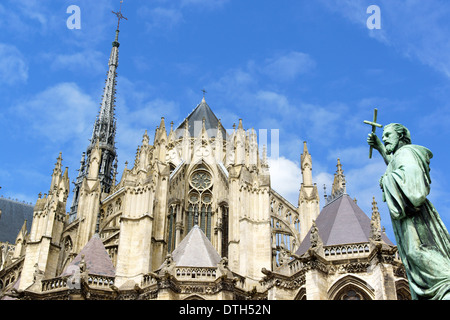 La Madonna della cattedrale di Amiens e la statua di San Pietro eremita in Amiens, Francia. Foto Stock