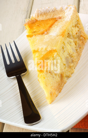 Fetta di l'originale dolce pasquale da Napoli chiamato Pastiera Foto Stock