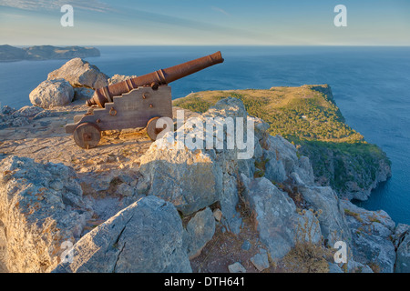 Ferro vecchio cannone a Penya del Migdia top. Cap Pinar e Formentor capes dietro. Alcudia regione. Maiorca, isole Baleari, Spagna Foto Stock