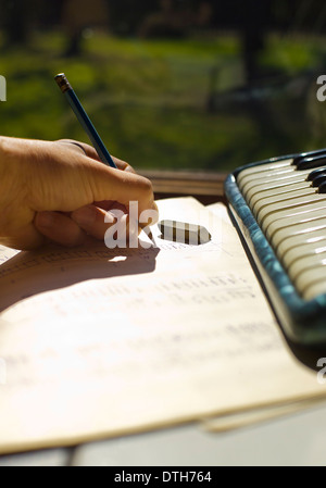 Man mano della scrittura di musica Foto Stock
