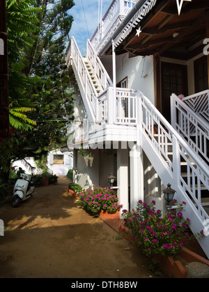 India Kerala, Fort Cochin, delizia Homestay tradizionale dipinto di bianco guest house Foto Stock