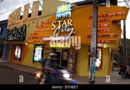 Video Gioco Parlour, scene di strada, Matagalpa, Nicaragua Foto Stock