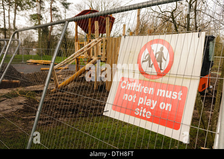 Segno di avvertimento non i bambini a giocare sul sito, come bagni turchi è essendo costruito Foto Stock