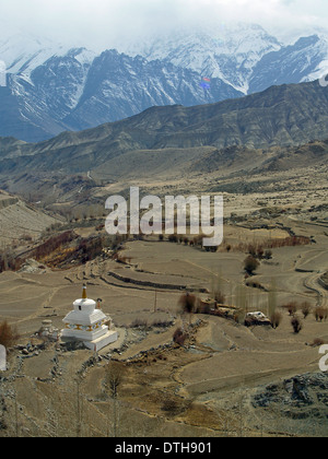 Un bianco chorten vicino monastero Likir,Ladakh,l'India Foto Stock