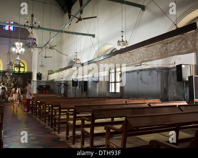 India Kerala, Fort Cochin, San Francesco Chiesa interno, luogo di sepoltura di Vasco de Gama, con Human Powered ventole Foto Stock