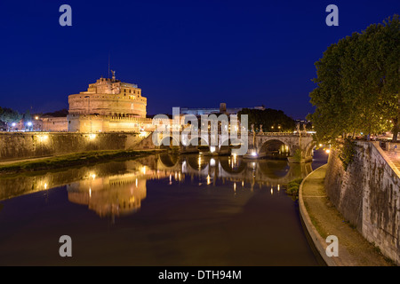Ponte di angeli attraverso il fiume Tevere a Roma Foto Stock