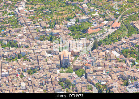 Mattinata estiva vista aerea di Sóller downtown. Chiesa, la piazza principale e la stazione ferroviaria. Maiorca, isole Baleari, Spagna Foto Stock