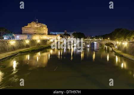 Ponte di angeli attraverso il fiume Tevere a Roma Foto Stock
