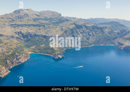 Vista aerea di Maiorca la costa nord-occidentale e montagne Tramuntana. Cala Tuent cove. Escorca regione. Isole Baleari, Spagna Foto Stock