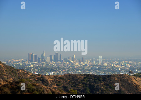 LA Downtown e il suo smog sotto un cielo blu e calore shimmer Visto dalle colline di Hollywood Foto Stock