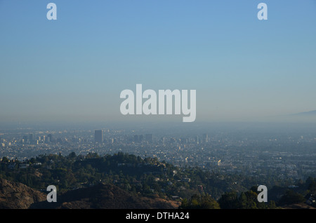 LA Downtown e il suo smog sotto un cielo blu e calore shimmer Visto dalle colline di Hollywood Foto Stock