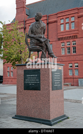Ivor Novello statua di Peter Nicholas su Roald Dahl Plass, Baia di Cardiff, Galles. Foto Stock