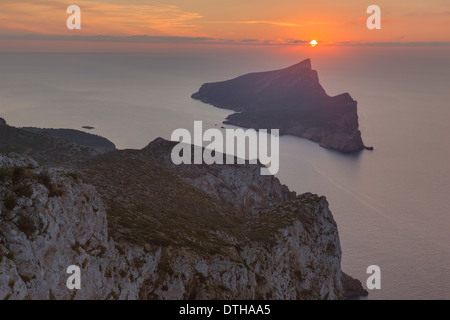 Dragonera isola della silhouette al tramonto, ad ovest di Maiorca. Area protetta. Area di Andratx. Isole Baleari, Spagna Foto Stock