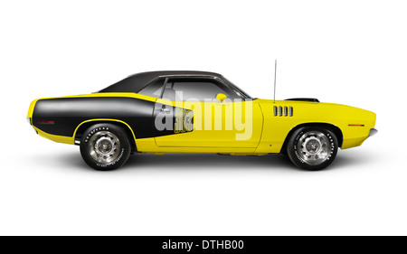 Licenza e stampe a MaximImages.com - giallo 1972 Dodge Challenger retro auto sportiva vista laterale isolato su sfondo bianco con percorso di ritaglio Foto Stock