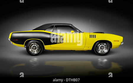 Licenza e stampe a MaximImages.com - giallo 1972 Dodge Challenger retro muscolare vista laterale auto isolato su sfondo nero con percorso di ritaglio Foto Stock