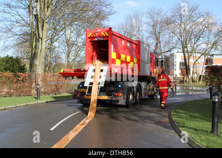 Egham, Surrey, Regno Unito. 17 febbraio 2014. Scene di inondazione da Egham, Surrey a West Yorkshire di soccorso ed antincendio carrello di servizio stabilisce il tubo flessibile per tentare di rimuovere le acque di esondazione a Runnymede, vicino a Egham, Surrey. Credito: Giovanni Maxwell-Roberts/Alamy Live News Foto Stock