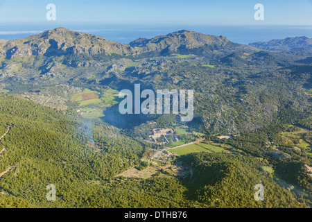 La molla vista aerea del santuario di Lluc, nel cuore delle montagne Tramuntana, Escorca area. Maiorca, isole Baleari, Spagna Foto Stock