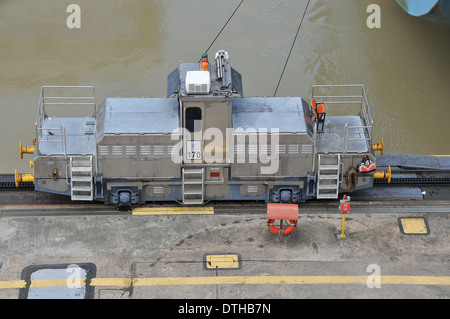 Mulo treno serrature Gatun Canale di Panama Panama Colon Foto Stock