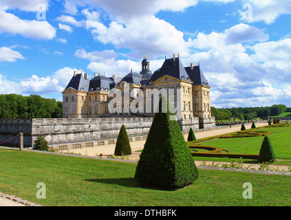 Una foto del Chateau Vaux le Vicomte vicino a Parigi, Francia, presa su di una splendida giornata estiva. I pittoreschi e formali giardini. Foto Stock