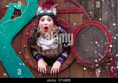 Blackpool, Lancashire, Regno Unito 18 Febbraio, 2014. L'attrice Alice rimbalzo, 27 da Londra a St John's Square dove 'Il Serraglio Immaginario", il cabaret spettacolo fase eseguita da "Les Enfants Terribles" a Blackpool il festival del circo, magia e nuove varietà. I dieci giorni del festival della magia che si vede Showzam Blackpool più famosi luoghi di interesse di superamento con artisti di strada, baracconi e teatro. Foto Stock