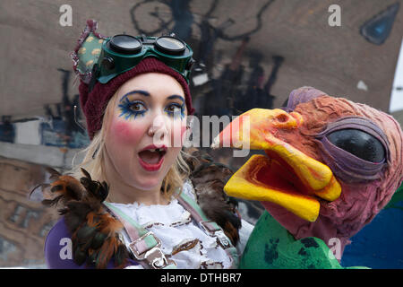 Pollo Gigante, grande uccello calva testa, a Blackpool, Lancashire, Regno Unito 18 Febbraio, 2014. L'attrice Alice rimbalzo, 27 da Londra a St John's Square dove 'Il Serraglio Immaginario", il grande gigante, aviaria cabaret spettacolo fase eseguita da "Les Enfants Terribles" a Blackpool il festival del circo, magia e nuove varietà. I dieci giorni del festival della magia che si vede Showzam Blackpool più famosi luoghi di interesse di superamento con artisti di strada, baracconi e teatro. Foto Stock