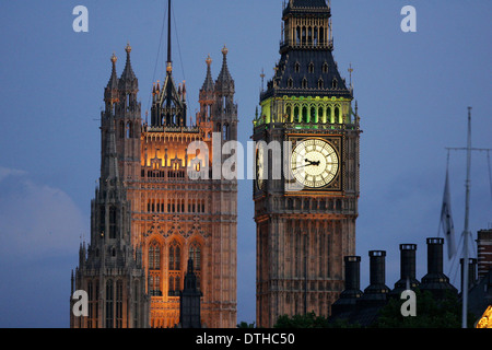 2007, vista del Big ben o della torre dell'orologio e il luogo d'incontro del Parlamento britannico Palazzo di Westminster illuminato come visto in prima serata. Foto Stock