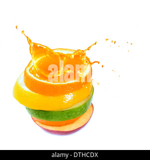 Vari tipi di fette di frutta impilate con splash Foto Stock