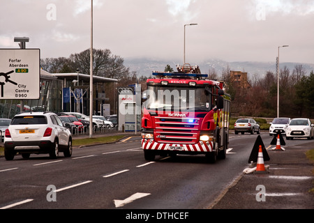 Scottish di soccorso ed antincendio carrello di servizio accelerando lungo la strada Kingscross risponde ad una chiamata di emergenza a Dundee, Regno Unito Foto Stock