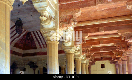Teste di elefante top colonne del Diwan-i-AM (Sala del pubblico), Forte Amber, nr Jaipur, Rajasthan, India Foto Stock