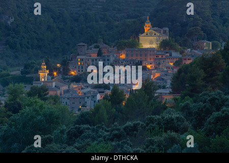 Valldemossa città al crepuscolo. Xv secolo il monastero di Cartuja (top). Chiesa duecentesca (fondo). Maiorca, isole Baleari, Spagna Foto Stock