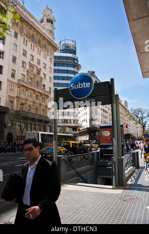 Buenos Aires street scene, Diagonal Norte stazione della metropolitana Foto Stock