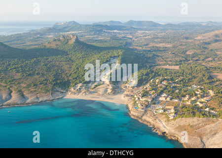 Maiorca costa nordest. Cala Mesquida beach resort e nella zona di Artà. Vista aerea. Isole Baleari, Spagna Foto Stock