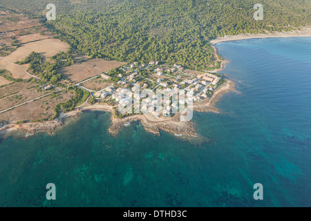 Vista aerea del S'Estanyol resort e Platja de Sa Canova beach (a destra). Area Artà. Maiorca, isole Baleari, Spagna Foto Stock