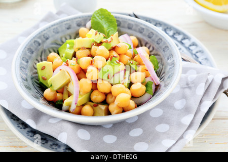 Insalata con ceci e avocado, cibo closeup Foto Stock