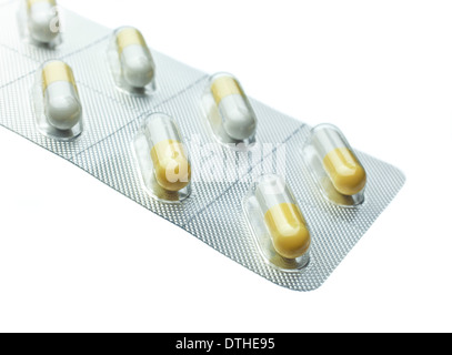 Giallo e Bianco Tamiflu capsule in una confezione blister su sfondo bianco Foto Stock