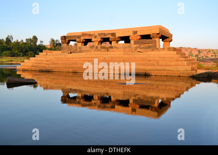 Tempio di acqua nel fiume Tungabhadra, India, Hampi Foto Stock