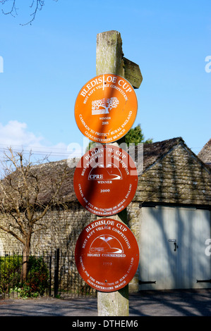 Close-up del sentiero pubblico & Bledisloe Cup ' vincitore del miglior conservati Village' segni in Lower Slaughter, Gloucestershire, Inghilterra. Foto Stock