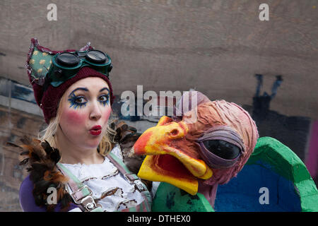 Pollo Gigante, grande uccello calva testa, a Blackpool, Lancashire, Regno Unito 18 Febbraio, 2014. L'attrice Alice rimbalzo, 27 da Londra a St John's Square dove 'Il Serraglio Immaginario", il grande gigante, aviaria cabaret spettacolo fase eseguita da "Les Enfants Terribles" a Blackpool il festival del circo, magia e nuove varietà. I dieci giorni del festival della magia che si vede Showzam Blackpool più famosi luoghi di interesse di superamento con artisti di strada, baracconi e teatro. Foto Stock