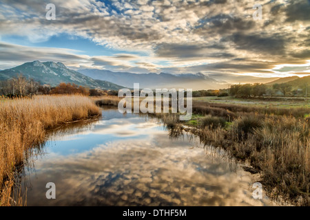 Visualizzare il fiume Reginu come si arriva a Losari Beach con punta di Paraso in background Foto Stock