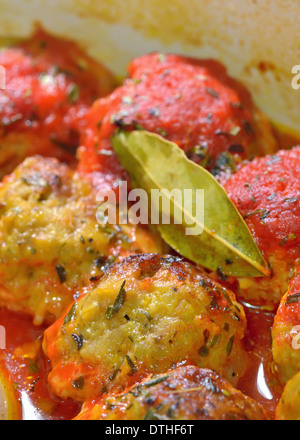 Le polpette di carne con salsa di pomodoro e il bambino lascia, close-up Foto Stock