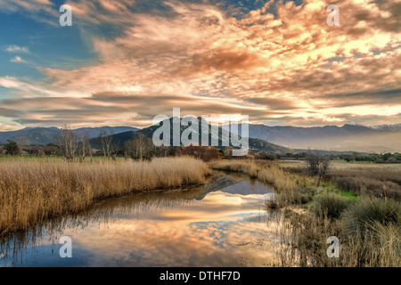 Visualizzare il fiume Reginu come si arriva a Losari Beach con punta di Paraso in background Foto Stock