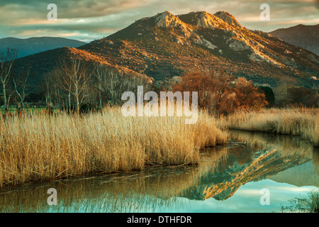 Visualizzare il fiume Reginu come si arriva a Losari Beach con punta di Paraso in background Foto Stock