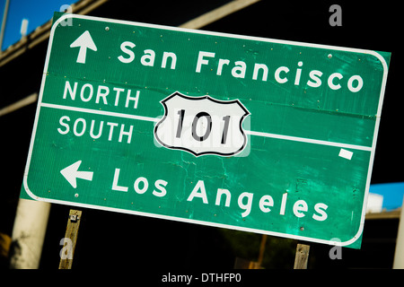 Un verde noi 101 Nord/Sud autostrada a segno con il freeway in background Foto Stock