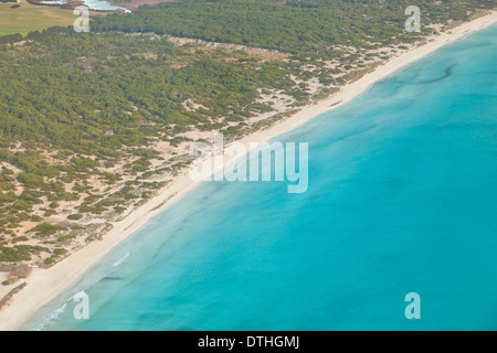 Es Trenc spiaggia di sabbia e dune di sabbia. Vista aerea. Ses Salines area. Maiorca costa meridionale, isole Baleari, Spagna Foto Stock