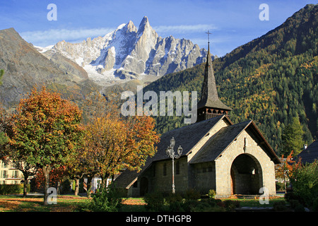 Aiguille Verte, Les Drus e la cappella del villaggio di montagna di LES PRAZ DE CHAMONIX, nelle Alpi francesi. Foto Stock