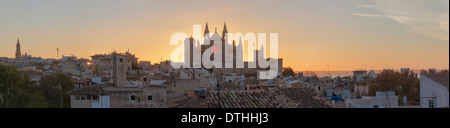 Palma de Maiorca sullo skyline. La cattedrale di rose windows solstizio d'inverno allineamento a sunrise. Maiorca, isole Baleari, Spagna Foto Stock